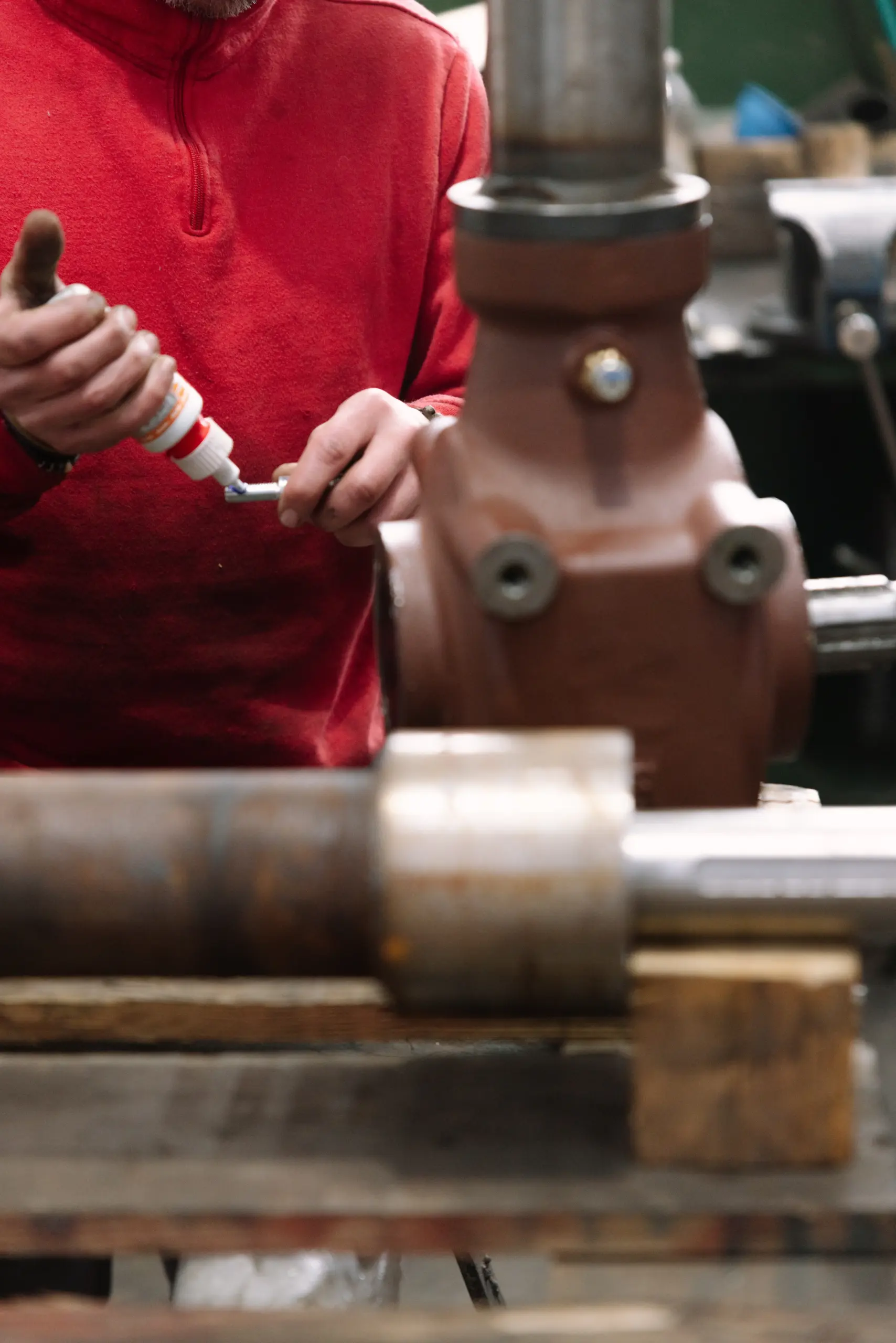 trabajador taller reparación maquinaria halcón agrícola